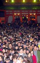 Kyoto shrine swamped by a number of people